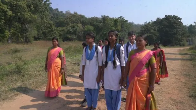 విద్యార్థులకు రక్షణగా తల్లులు