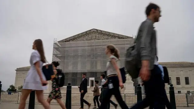 Pipo dey waka for di front of di US Supreme Court