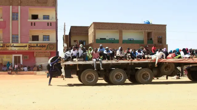 Sudanese dey run from fighting for April 2023