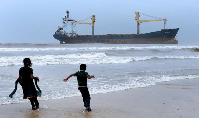 એમવી પાવિતના એક મહિના પહેલાં એમવી વિસ્ડમ મુંબઈના દરિયાકિનારે તણાય આવ્યું હતું