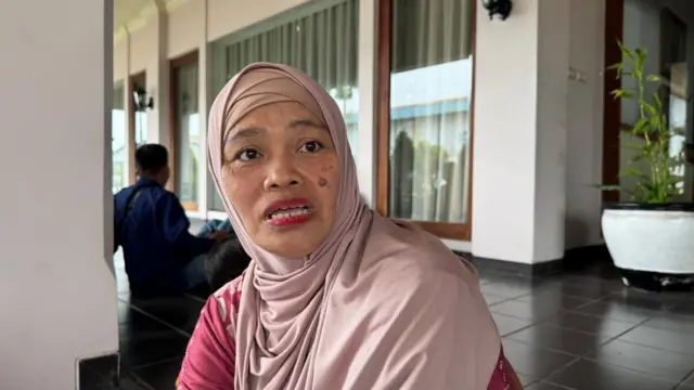 Edita (55), pekerja Sritex yang di-PHK. Ia sempat ragu ada perusahaan yang mau menerima di usianya yang memasuki 50 tahun.