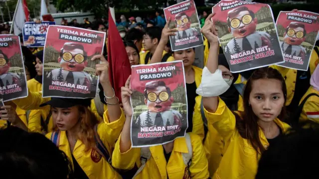 Ribuan mahasiswa menggelar demonstrasi di sekitar Taman Monumen Nasional di Jakarta, Indonesia, pada 17 Februari 2025.
