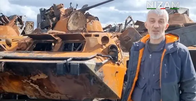 Масхадов: “Мен 2022-йилда Украинага бир неча бор борганман, алоқаларим бор, мен уларни нафақат чеченлар, балки у ерда жанг қилаётган украинлар, грузинларни ҳам қўллаб-қувватлайман. У эрда Беларуслар ҳам бор”. 