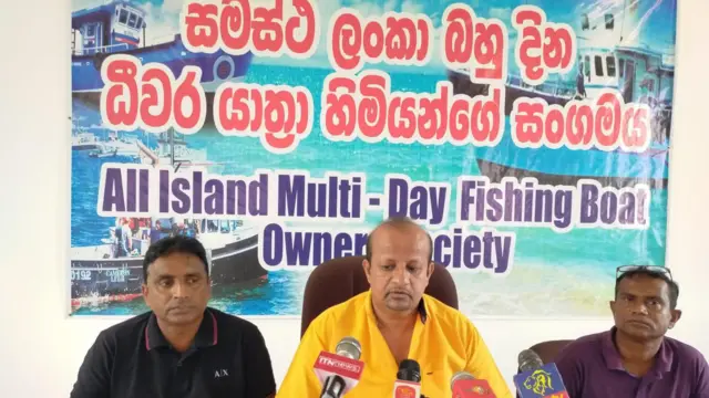 “මේ සිමාවේ අපේ යාත්‍රා පන්සියයකට ආසන්න ප්‍රමාණයක් තිබෙනවා.මේ සියල්ල අනාරක්ෂිතයි මේ නිසා ශ්‍රී ලංකා රජයෙන් හා ධීවර දෙපාර්තුමේන්තුවෙන් මේ සදහා වැඩපිළිවෙලක් අවශ්‍යයි.මේ මාධ්‍ය හමුවට එක්වූ වෙන්නප්පුව බහුදින ධීවර යාත්‍රා හිමියන්ගේ සංගමයේ සභාපති නිමල් රන්ජන් පැවසීය '