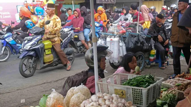 Suasana kemacetan jalur mudik di kompleks pasar Adiwinangun Ngadirejo, Temanggung, Jawa Tengah, Kamis (20/04)