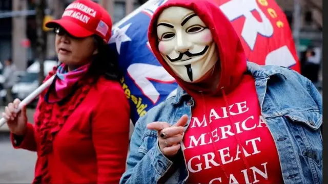 न्यूयॉर्कमध्ये कोर्टाबाहेर जमा झालेले ट्रंप समर्थक.