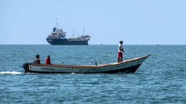 Un buque cisterna navega cerca de una planta refinadora de la estatal Petróleos de Venezuela (PDVSA) en Puerto La Cruz.