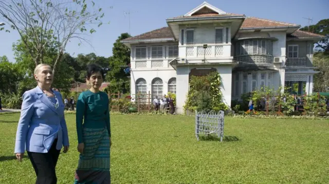 ၂၀၁၁ ခုနှစ်မှာ ရန်ကုန်မြို့၊ တက္ကသိုလ်ရိပ်သာလမ်းနေအိမ်ကို လာရောက်လည်ပတ်တဲ့ အမေရိကန်နိုင်ငံခြားရေးဝန်ကြီး ဟီလာရီကလင်တန် နဲ့အတူတွေ့မြင်ရတဲ့ ဒေါ်အောင်ဆန်းစုကြည်