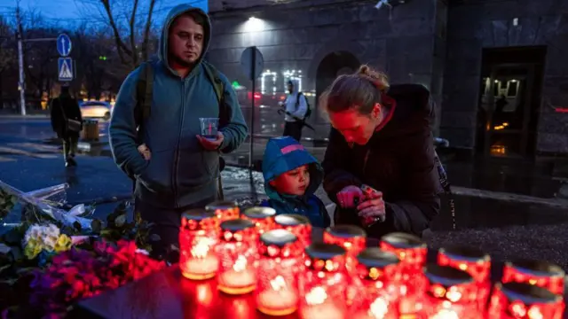 Fotoğrafta, 22 Mart 2024'te Rusya'nın başkenti Moskova'da IŞİD-H militanları tarafından düzenlenen saldırıda ölenleri mum yakan ananlar görülüyor. 