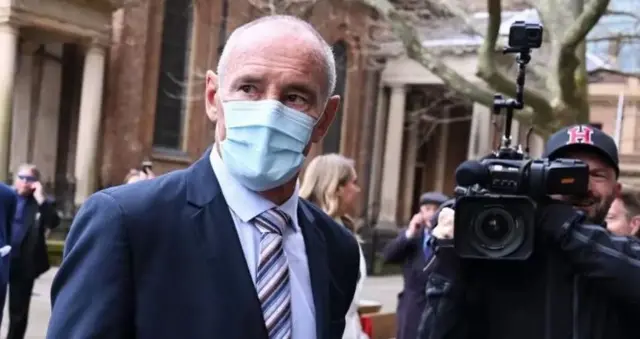 C﻿hris Dawson di luar gedung pengadilan.