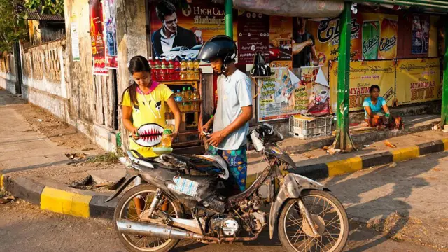 မွန်ပြည်နယ် မော်လမြိုင်မြို့မှာ စက်သုံးဆီရောင်းချနေသူ အမျိုးသမီးတဦး