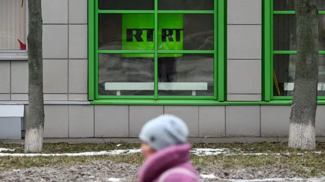 Logomarcas do canal de TV russo RT nas janelas da sede da empresa