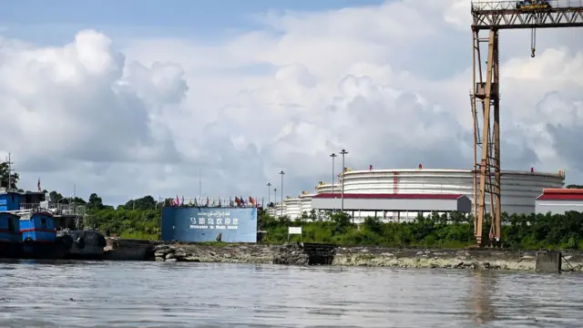 ကျောက်ဖြူရေနက်ဆိပ်ကမ်းနဲ့ အထူးစီးပွားဇုန် စာချုပ်ကို တရုတ်နဲ့ကြား သဘောတူမှု အသစ် ရအောင် ပြန်လည် ညှိနှိုင်းနိုင်ခဲ့