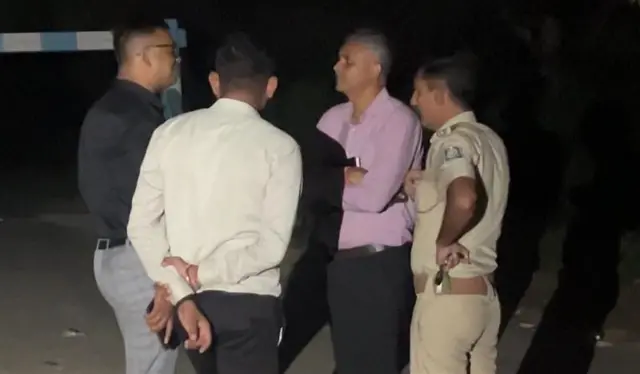 એન્કાઉન્ટરની ઘટના બની તે સ્થળ પર પોલીસ ટીમ ગાંધીનગર ઍન્કાઉન્ટર વિપુલ પરમાર વૈભવ પોલીસ ગુજરાત અડાલજ અંબાપુર કૅનાલ નર્મદા બીબીસી ગુજરાતી