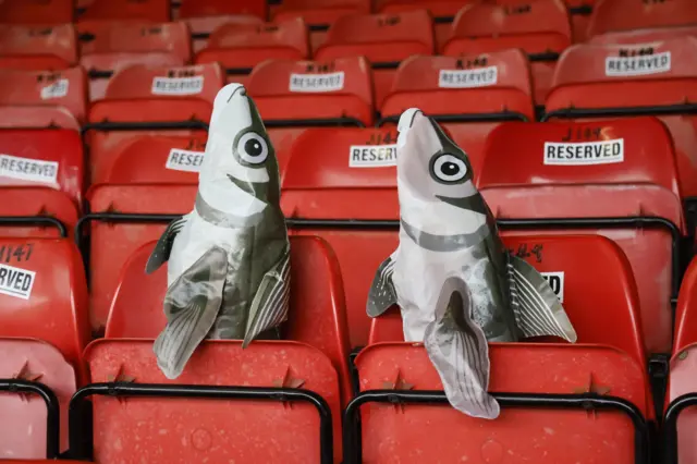 ribe na naduvavanje na stolicama na tribini fudbalskog stadiona