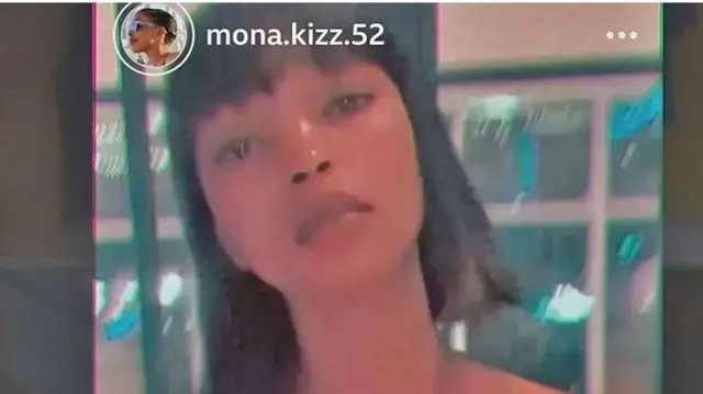 Monic Karungi ninu aworan to ya loke ile ti wọn lo ti jabọ, nigba to ku ọjọ mẹrin ti yoo jade laye lo ya aworan yii. Ọmọbinrin pupa ni, o de wiigi dudu.