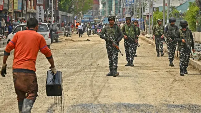ভারত শাসিত কাশ্মীরে নিরাপত্তা বাহিনীর কয়েক লক্ষ সদস্য মোতায়েন আছে 