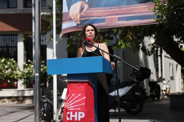 Lal Denizli bir kürsüde konuşma yaparken