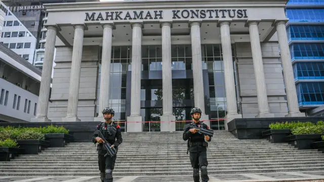 Personel Brimob Polri berjaga di gedung Mahkamah Konstitusi jelang hasil putusan Majelis Kehormatan Mahkamah Konstitusi (MKMK) di Jakarta, Selasa (07/11).