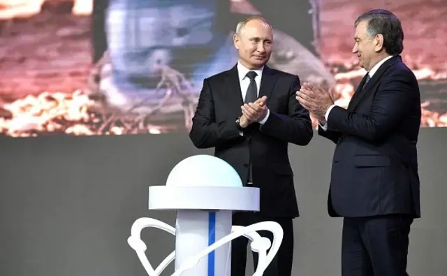 Россия президенти Владимир Путин ва Ўзбекистон президенти Шавкат Мирзиёев 2018 йил 19 октябр куни Ўзбекистоннинг биринчи атом электр станцияси қурилишига тамал тоши қўйиш маросимида иштирок этмоқда.