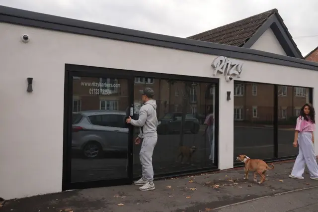 Парикмахерская в городе Питерборо, в которую, предположительно, входил подозреваемый