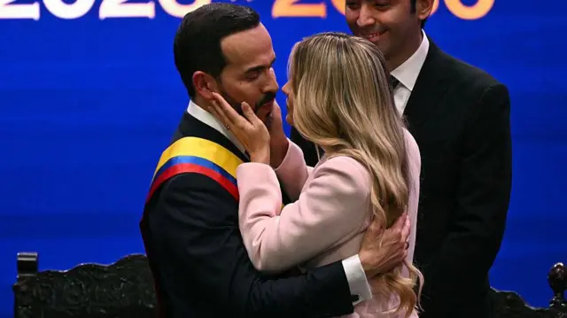 Beso de Abelardo de la Espriella y Ana Lucía Pineda en la toma de posesión.