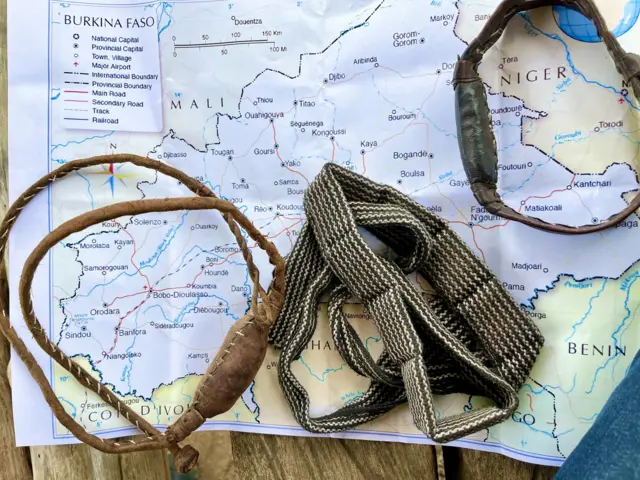 Amulettes couchées sur une carte de l'Afrique de l'Ouest