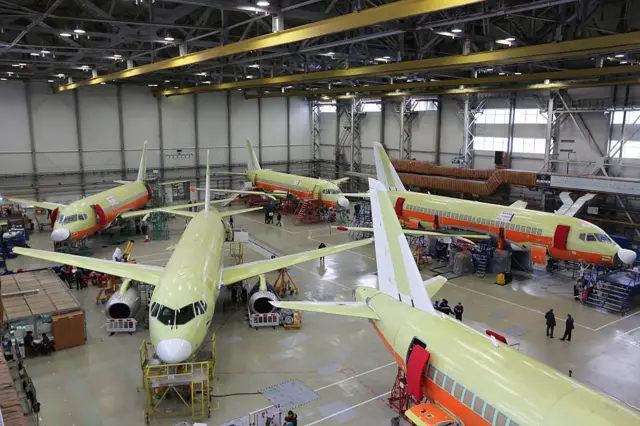 Производство SuperJet: в огромном ангаре стоят пять самолетов