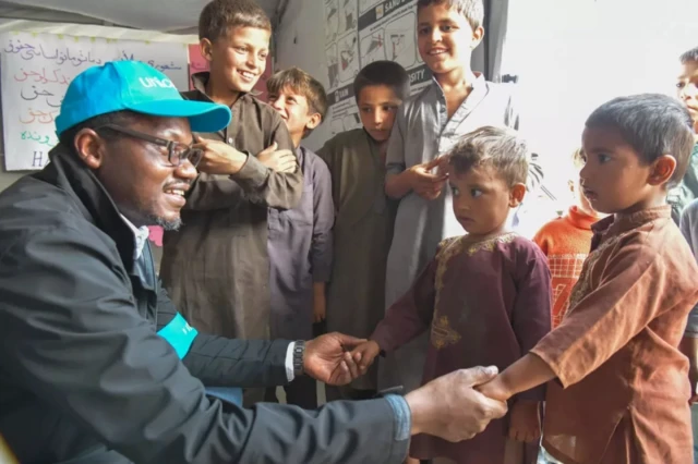 یونیسف چې د ماشومانو په برخه کې فعالیت کوي، وايي په داسې ستونزمنو سفرونو کې ماشومان له خپلو کورنیو بېلېدلی شي. 