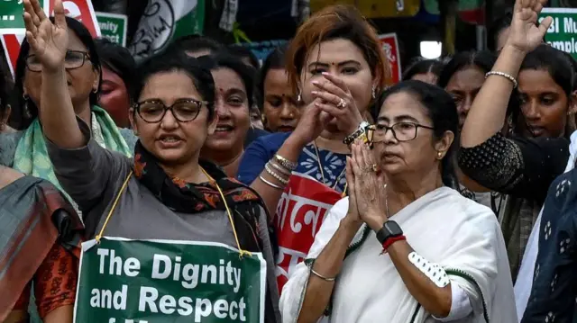 पश्चिम बंगाल की मुख्यमंत्री ममता बनर्जी कोलकाता 'रेप और मर्डर' की घटना के ख़िलाफ़ शुक्रवार को एक प्रदर्शन में शामिल हुईं.