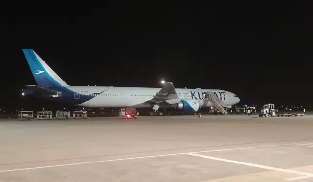 मध्यपूर्वमा जारी युद्धका कारण प्रभावित नेपालीहरूलाई लिएर बुधवार रूपन्देहीको भैरहवास्थित गौतमबुद्ध अन्तर्राष्ट्रिय विमानस्थलमा अवतरण गरेको कुबेत एअरको विमान 