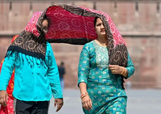 उन्हाने त्रासलेले नागरिक 