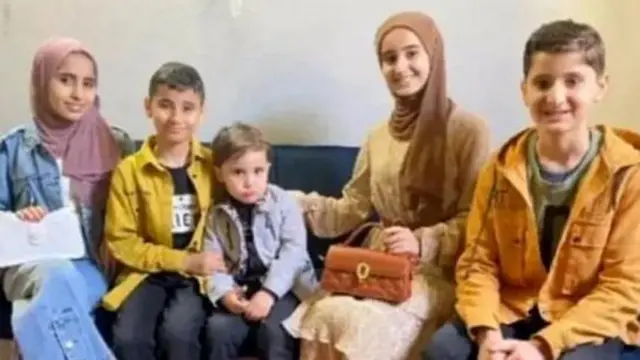 عوني (على اليمين) مع أشقائه وشقيقاته الذين قُتلوا جميعاً