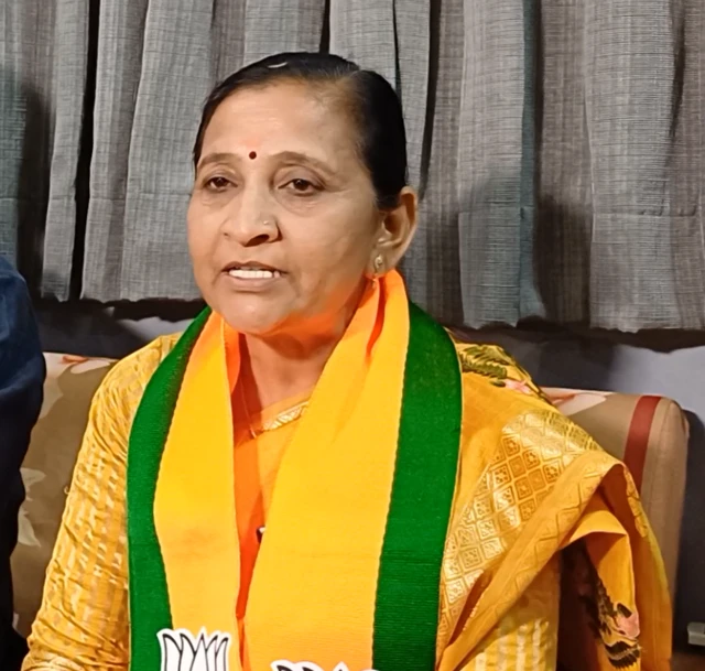 નીમુબેન ત્રણ વખત નગરસેવક રહ્યાં છે અને બે વખત મેયર તરીકે પણ કામ કર્યું છે