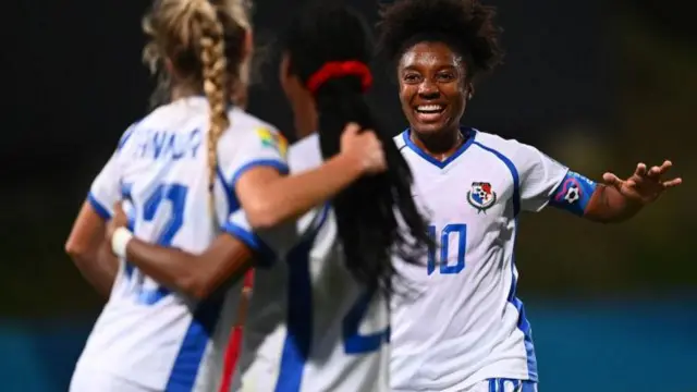 পানামা বিশ্বকাপে যোগ্যতা অর্জনের পর মার্টা কক্স তার সতীর্থদের সাথে আনন্দ করছেন