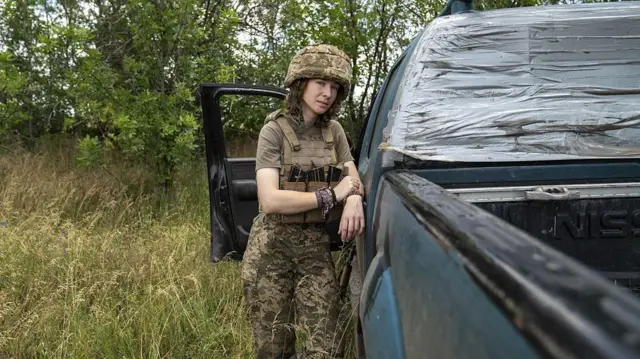 Жінка-солдат з волоконно-оптичного підрозділу безпілотників 93-ї бригади випробовує безпілотники перед тим, як вирушити на передову в Донецькій області, Україна, 17 червня 2025 року.