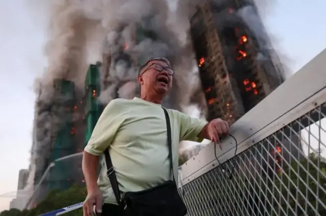 홍콩 소방 당국은 사망한 사람 중 한 명은 소방관이라고 전했다