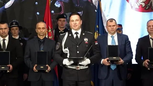 Веселин Милић у униформи, иза њега неколико мушкараца у оделима