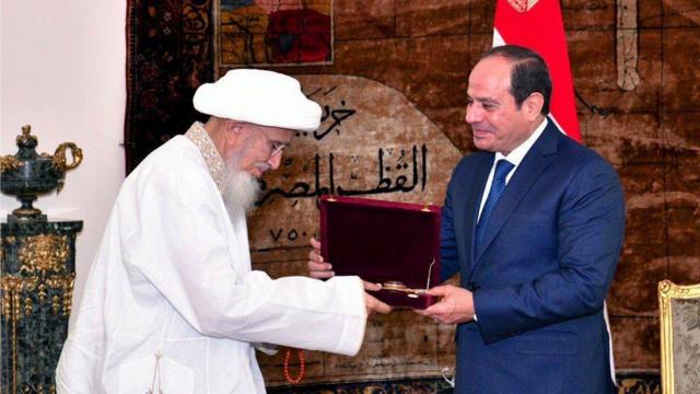 Al-Sisi awards the Bohra Sultan the Order of the Nile.