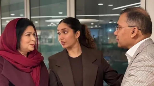 Caption- तारिक रहमान यांच्याबरोबर त्यांची मुलगी (मध्यभागी) आणि पत्नी झुबैदा रहमान