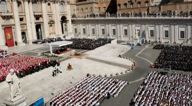 Isinsi ry'abantu bari bakoraniye mu kibaza citiriwe Umweranda Petero