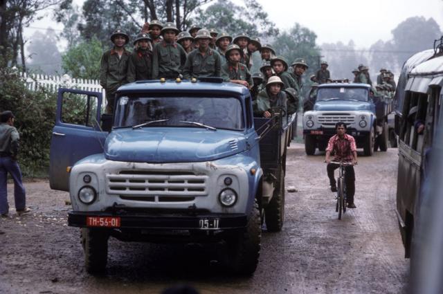 Lính Việt Nam tiến lên biên giới tháng 5/1984. Xung đột tiếp diễn cho tới năm 1991 mới kết thúc.