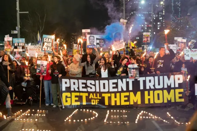 تصویری از اعتراضات با پلاکادری که در ان نوشته رئیس جمهور ترامپ انها را به خانه بازگردان.