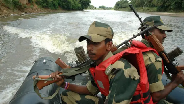 मुहुरी नदी पर भारतीय जवान