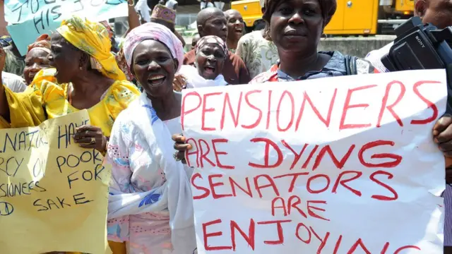 Awọn osisẹfẹyinmti n se iwọde, wọn gbe beba alakọle dani