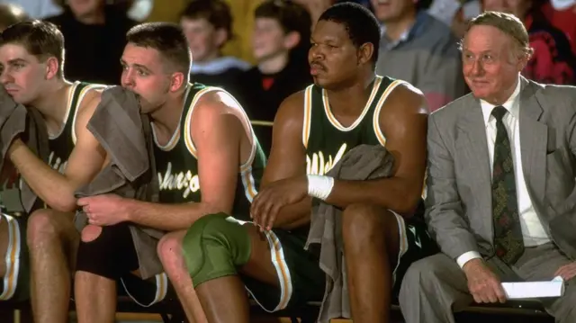 رد کلوتز، بازیکن سابق و مربی قدیمی واشنگتن جنرالز (سمت راست) دربازی مقابل هارلم گلوبتروترز در استاکتون کالیفرنیا در سال ۱۹۹۴