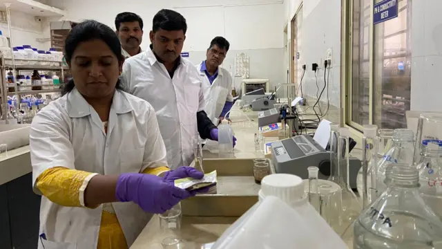 मातीच्या नमुन्याची प्रयोगशाळेत तपासणी केली जाते.