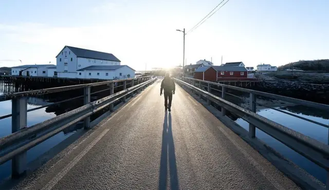 Un homme marche seul