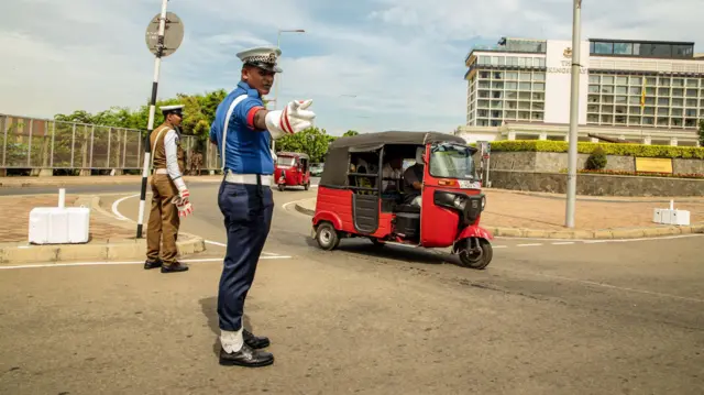 පොලිස් නිලධාරීන් දෙදෙනෙකු මාර්ගය හසුරුවමින්