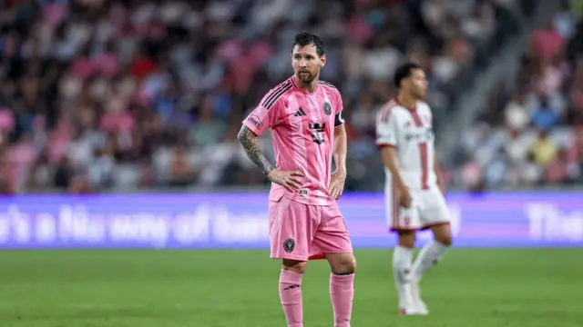 ليونيل ميسي (10) لاعب نادي إنتر ميامي يتابع المباراة خلال مباراة الدوري الأمريكي لكرة القدم بين تورنتو إف سي وإنتر ميامي في 22 أغسطس 2026 على ملعب إن يو، ميامي، فلوريدا.